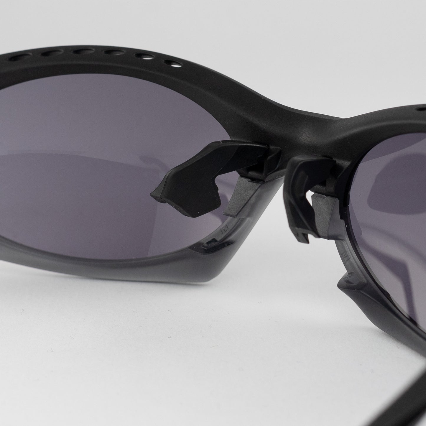 Occhiale da sole Oakley Plantaris OO9437 0163 Black - Clyra Eyewear